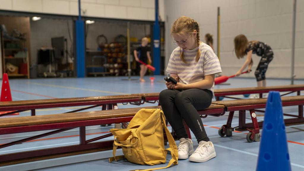 Meisje met diabetes in de gymzaal