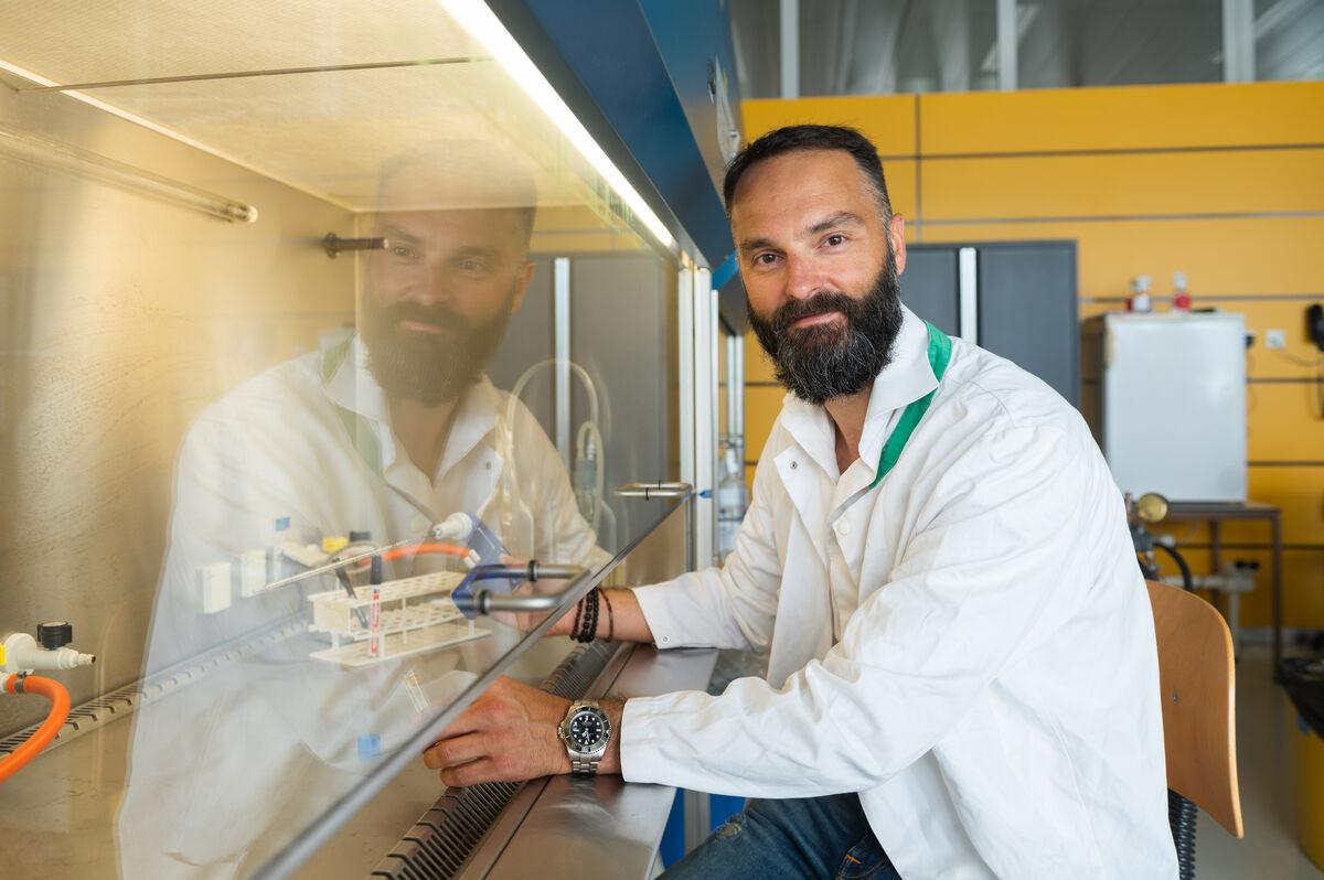 Dr. Arnaud Zaldumbide zit in het lab